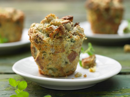 Semmelknödel-Soufflés mit Kräutern und Zwiebeln