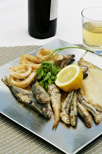 Fried fish with lemon and parsley