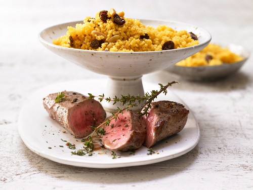 Lammfilet und Couscous mit Rosinen, Pinienkernen und Harissa