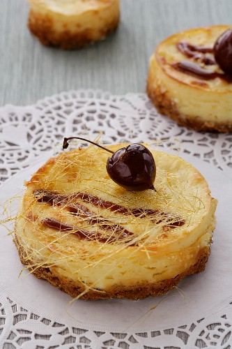 Small cheesecakes with caramelised cherries