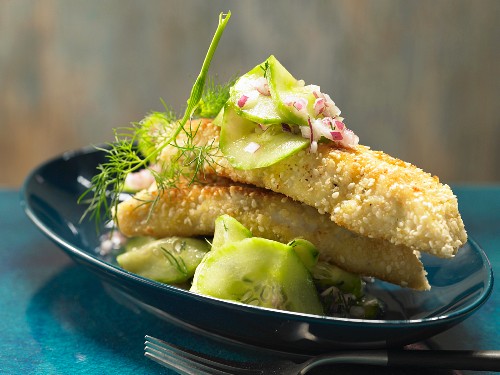 Sesam-Fischstäbchen mit würzigem Gurkensalat