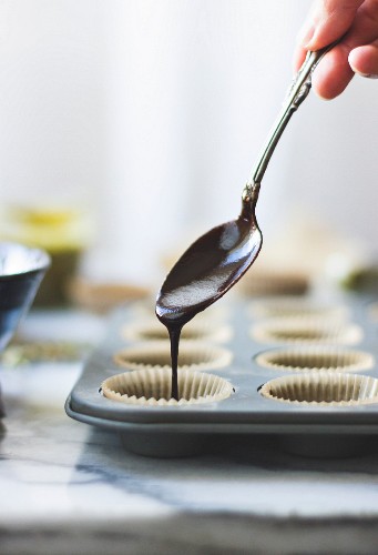 Chocolate Butter Cups zubereiten: Schokolade in Förmchen füllen