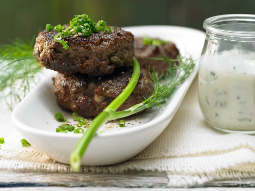 Kalbsfrikadellen Königsberger Art mit Joghurt-Dip