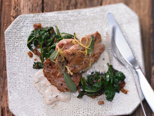 Veal slices with sage and lemon sauce