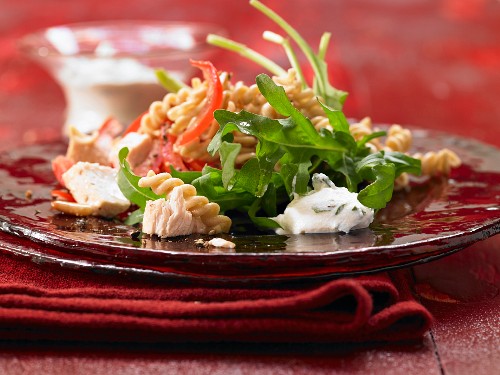 Lukewarm chicken and noodle salad with ricotta cheese and rocket