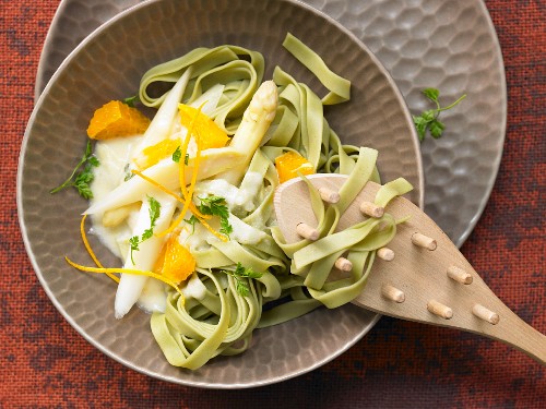 Green tagliatelle with white asparagus and orange fillets