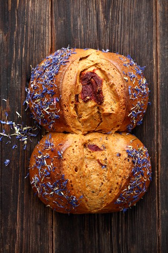 Rosemary and tomato bread with edible flowers (seen from above)