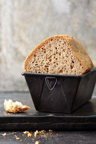 Glutenfreies Mischbrot in der Backform