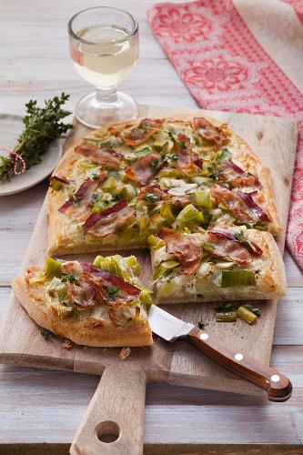 Sour cream flan with leeks and bacon