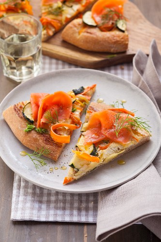Yeast flatbread with smoked salmon and vegetables