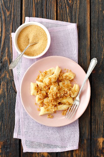 Quarkklösschen mit braunen Semmelbröseln und Sesam