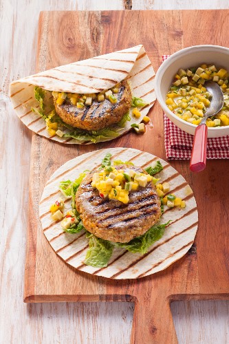 Gegrillte Bohnenburger mit Tortillas für Vegetarier