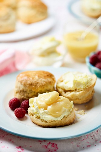 Scones with clotted cream and lemon curd