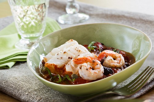 Kabeljau mit Shrimps in Tomatensauce