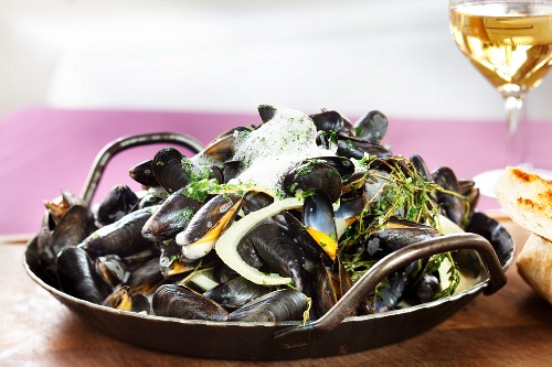 Steamed mussels in garlic sauce