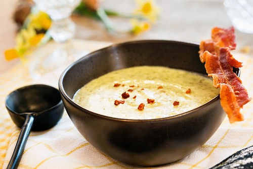 Parsley soup with bacon