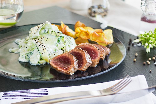 Teriyaki-Thunfischfilet mit Gurkensalat und Kartoffelchips