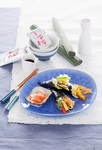 Temaki-Sushi mit Räuchermakrele und Gurke