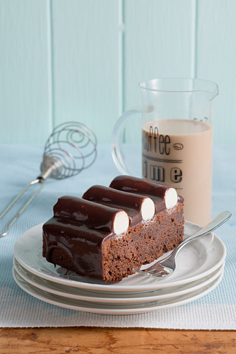 Ein Stück Bumpy cake (Schokoladen-Kaffee-Kuchen mit Vanille-Buttercreme aus Detroit, USA)