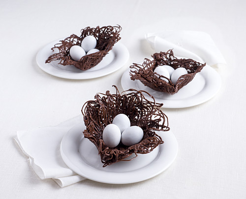 Schokoladennester mit weissen Eiern
