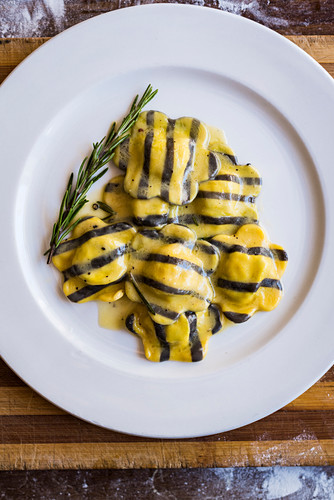 Striped saffron ravioli filled with ricotta and spinach (seen from above)