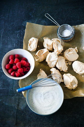 Selbstgemachtes Meringue serviert mit Himbeeren und Joghurtcreme