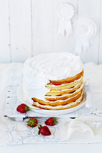 Erdbeer-Passionsfrucht Torte mit Baiserüberzug zubereiten; Baiser aufstreichen