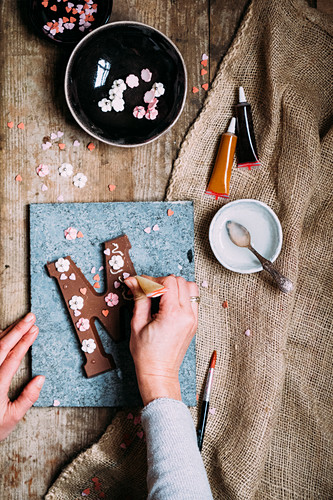 Schokoladen-Buchstabe mit Zuckerblüten verzieren (Typisch niederländische Süßigkeit zum Nikolaus)