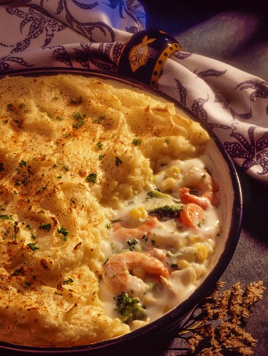 Cremiger Garnelenauflauf mit Mais, Möhren, Brokkoli und Kartoffelkruste