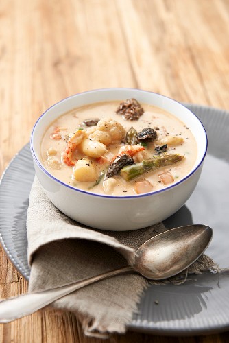 Leipziger Allerlei (regional German vegetable dish consisting of peas, carrots, asparagus, and morel mushrooms) with crayfish