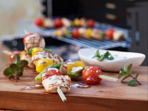 Hähnchen-Gemüse-Spieße mit Joghurt-Minze-Dip