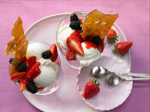 Vanilla ice cream with sweet berries and caramel brittle