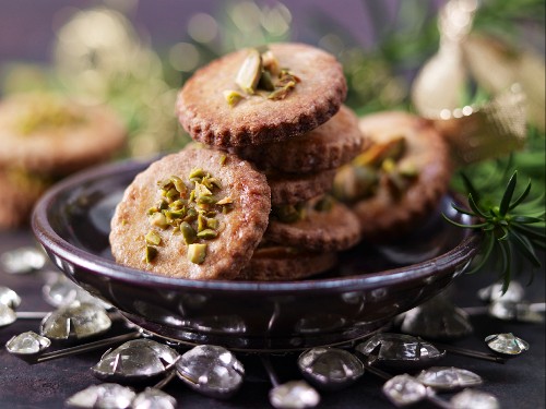 Spekulatius (German Christmas biscuits) with pistachio nuts
