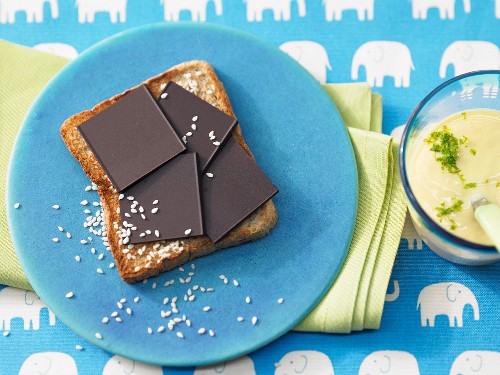 Schokoladen-Toast mit Mangojoghurt