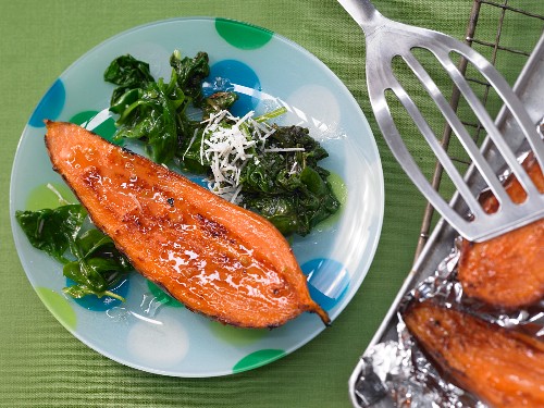 Oven-baked sweet potatoes with baby spinach