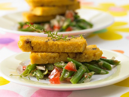 Polenta-Schnitten auf Bohnen-Tomatengemüse