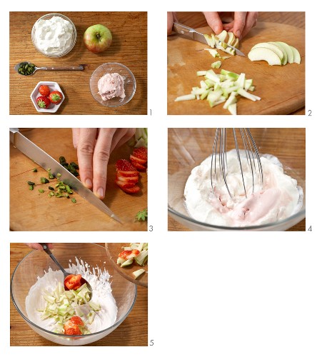 How to prepare quark ice cream with fruit and pistachio nuts