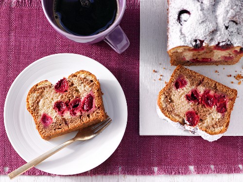 Schwarz-weißer Kirschkuchen