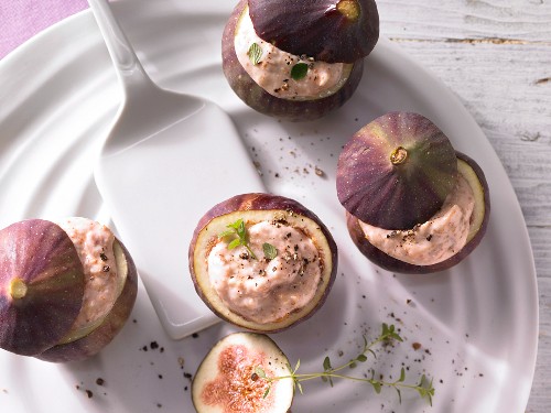 Stuffed figs with hazelnut quark