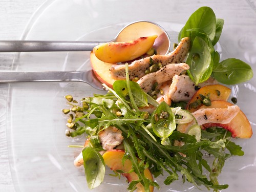Pfirsich-Rucola-Salat mit gebratenen Hähnchenbruststreifen