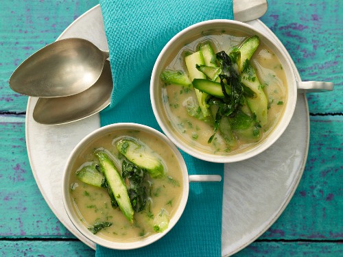 Asparagus soup with beans and wild garlic