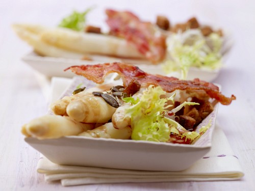 Spargel-Frisee-Salat mit Bacon