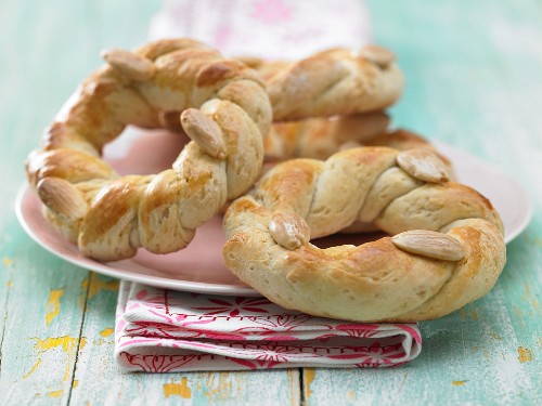 Easter wreath pastries with almonds
