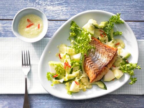 Frisee-Melonen-Salat mit gebratenem Zanderfilet