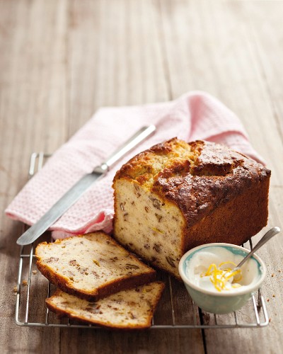 Bananenbrot mit Pecannüssen und Zitruscreme