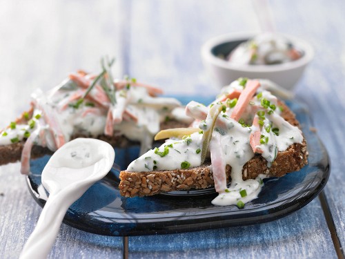 Fleischsalat mit Kräutern und Joghurt-Senfsauce auf Vollkornbrot