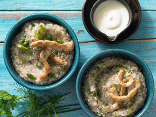 Buckwheat and herb porridge with turkey strips and yoghurt
