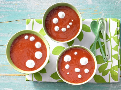 Orangen-Tomaten-Suppe mit Sahnetupfen