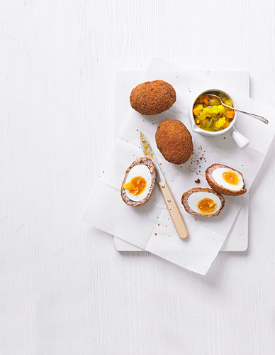 Making Scotch eggs