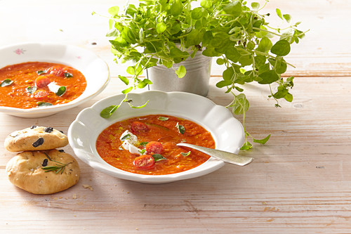 Tomaten-Gazpacho mit selbst gebackener Focaccia